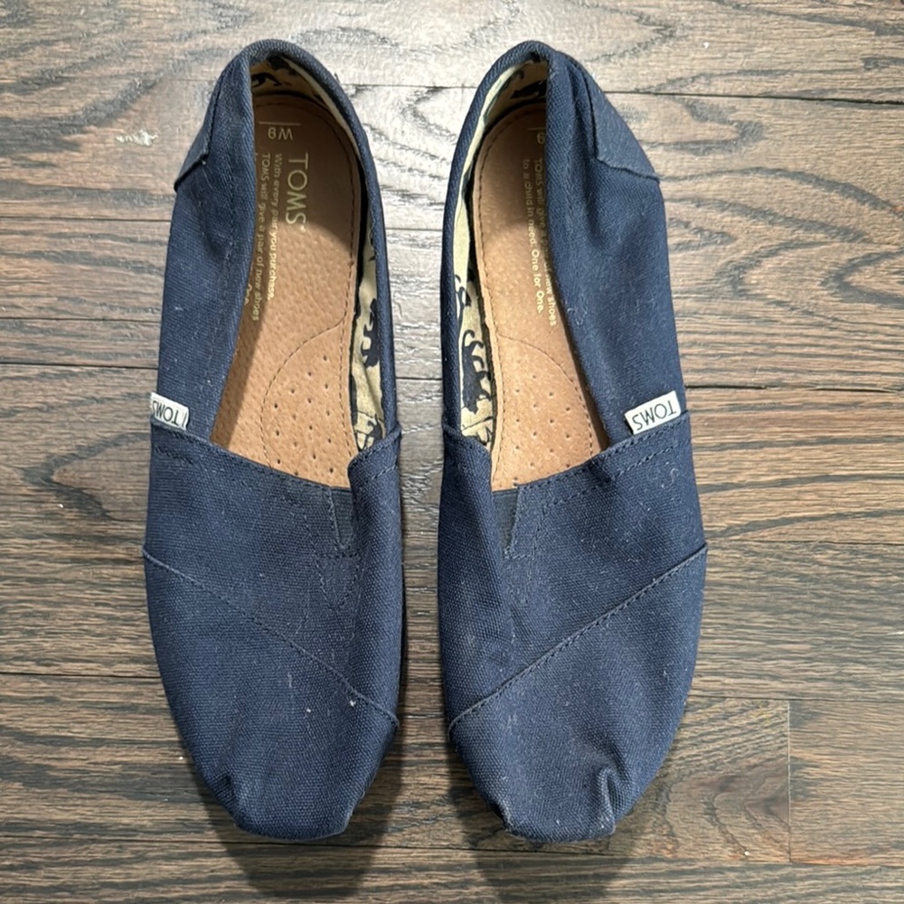 TOMS Women’s Navy Slip-On Shoes, size 9